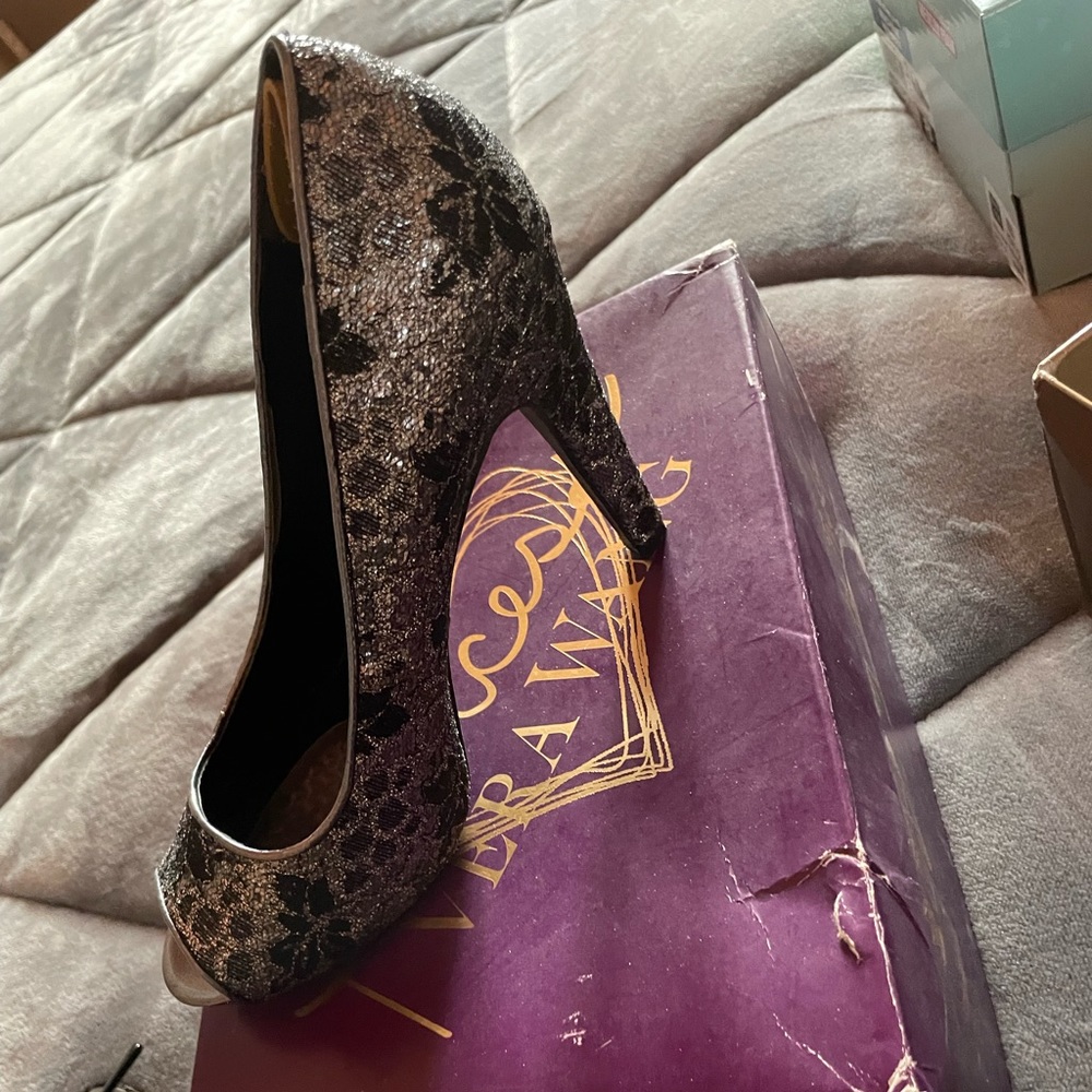 Beautiful Vera Wand Perp Toes Glitter lace 8